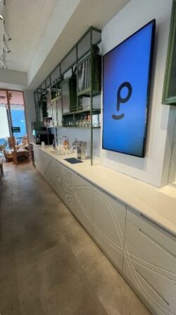 מסך פרסום רצפתי לעסקים ומשרדים לחנויות ומוסדות בגודל 55 אינטש_2